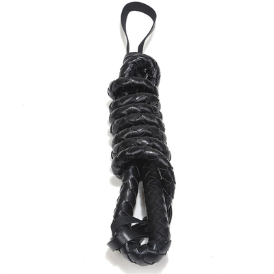 약간 성적인 자극을 주는 BDSM 커플의 섹스 장난감을 위해 채찍질