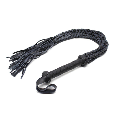 약간 성적인 자극을 주는 BDSM 커플의 섹스 장난감을 위해 채찍질