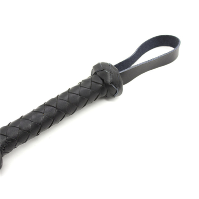 약간 성적인 자극을 주는 BDSM 커플의 섹스 장난감을 위해 채찍질